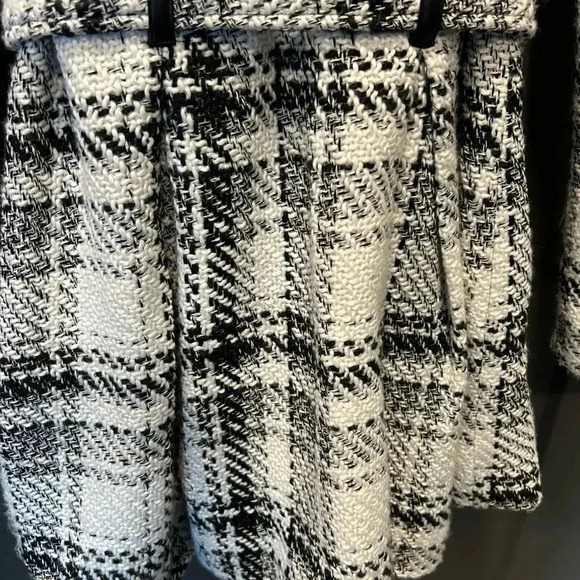 IZ BYER pea coat white and black pleated belted faux fur hood edge check pattern - Picture 3 of 7